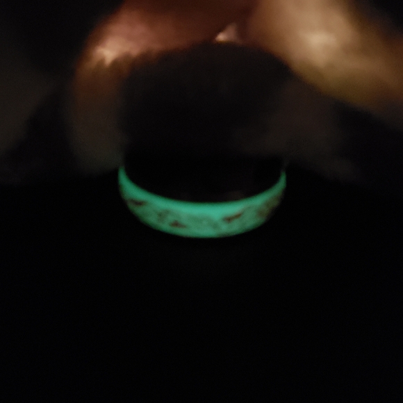 NEW Unisex Stainless Steel Glow In The Dark Tribal Band Ring Size 11.5 - Picture 5 of 6